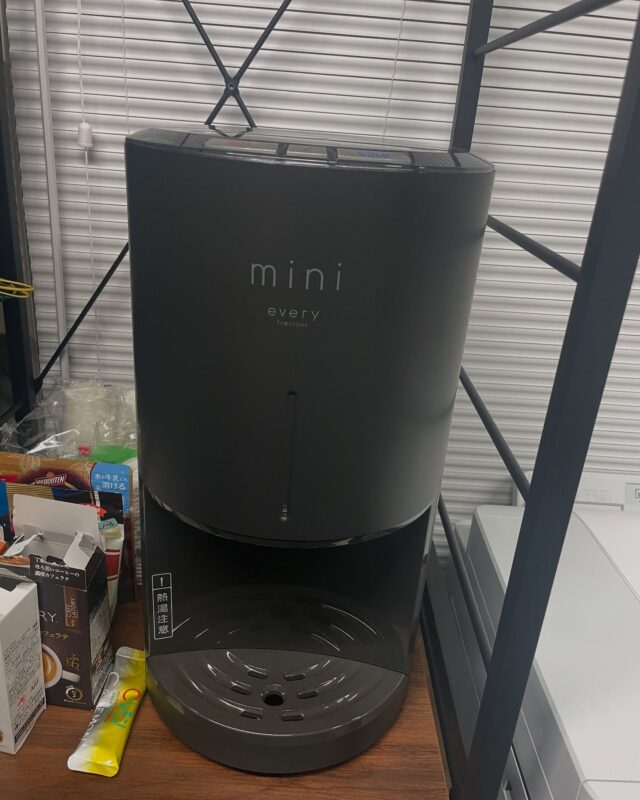 事務所に卓上式のウォーターサーバーが届きました！
これで何も気にせず飲み放題です！